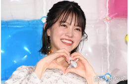 志田彩良、花柄膝上ワンピから美脚スラリ「スタイル良くて羨ましい」「脚長すぎ」と反響