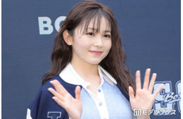久間田琳加、圧巻美脚際立つ“真っ白おばけ”ミニワンピコーデでディズニー満喫「驚異の脚の長さ」「天使すぎる」と反響