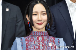 ファーストサマーウイカ、胸元ざっくりキャミドレス姿披露に反響「まさに妖艶」「目が釘付け」の声
