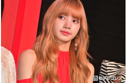 BLACKPINKリサ、へそ出し＆スラリ美脚のピンクミニスカコーデが話題「スタイルが次元違い」「バービー人形みたい」の声