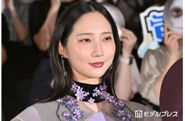 ファーストサマーウイカ、美脚輝くバブル衣装姿に反響「大人の色気がすごい」「似合いすぎてる」