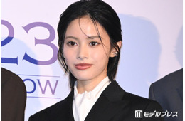安斉星来、美デコルテ際立つオフショルドレス姿に絶賛の声「目がくらむほど綺麗」「まさに女神」