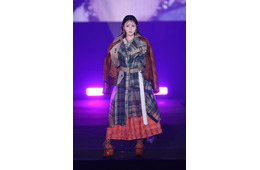 FRUITS ZIPPER鎮西寿々歌、トップバッターで「カワコレ TGC」開幕 秋コーデでクールにウインク