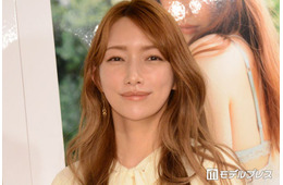 後藤真希、ほっそり美脚のぞくミニスカ衣装姿披露「脚が長い」「永遠のアイドルです」の声