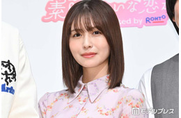 長濱ねる、眼鏡×タンクトップコーデ披露「華奢で憧れる」「ビジュ最高」と反響