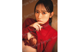 日向坂46金村美玖、ランジェリー×赤ニットの“上目遣いカット” 封入ポストカード第5弾公開【機微】