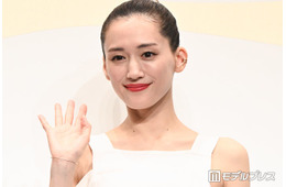 綾瀬はるか、美デコルテ輝くキャミドレス姿で抜群スタイル披露「肌綺麗すぎて憧れます」「お美しいです」