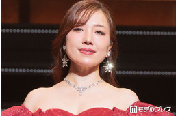 平原綾香、胸元際立つフォーマルドレス姿に反響「透明感が凄い」「気品が溢れてる」