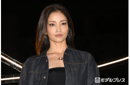 黒木メイサ、美背中際立つキャミ姿で大阪旅行満喫「エンジェルラインが美しい」「オーラ全開」と反響
