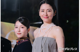 浜辺美波＆長澤まさみ、華やかドレス姿でレカペ降臨 “事務所の先輩”長澤との共演に浜辺が緊張「めちゃくちゃ噛みました」【ゴジラ-0.0】