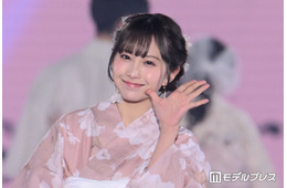 登録者数130万超美人YouTuber、美脚際立つフリルミニスカコーデ公開「身体の半分以上脚」「完璧スタイル」の声