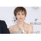 米倉涼子、大胆スリットから美脚全開 50歳は節目の年「努力と挑戦はし続けていきたい」