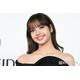 BLACKPINKリサ、メットガラでの“腕が4本”奇抜ドレス姿が話題「歩く芸術品」「アーティステックで美しい」