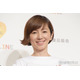渡辺満里奈、蛍光ピンクスカートから美脚スラリ「スタイル良すぎてびっくり」「着こなせるのさすがです」と反響
