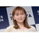 篠崎愛、胸元のぞくニットワンピ姿「上品で大人っぽい」「ボディライン憧れる」
