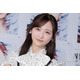 AKB48小栗有以、夏フェス衣装で美脚＆美ウエストちらり「スタイル抜群」「太陽より輝いてる」と絶賛の声