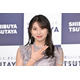 元モー娘。牧野真莉愛、美脚際立つミニスカコーデで東京ドーム降臨「黒コーデが緑に映えてる」「圧巻のスタイル」の声