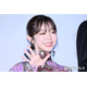 峯岸みなみ、美脚際立つミニスカコーデで奄美大島満喫「脚が真っ直ぐで綺麗」「スタイル良くて憧れる」の声
