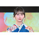 ≠MEメンバー、美脚まぶしい総フリルミニワンピ姿公開に反響「目がくらむほど可愛い」「お人形さんみたい」の声
