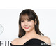 BLACKPINKリサ、美ボディ際立つ大胆サイドカットの肌見せ衣装ショットに熱視線「言葉を失う美しさ」「神スタイル」