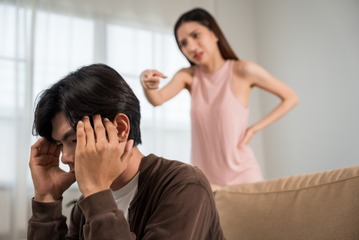 帰宅した夫に「役立たず！」と怒鳴るのが日課の「モラ妻」。モラハラ被害に合いやすい、男性に共通する【５つの特徴】 画像