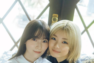 櫻坂46藤吉夏鈴＆守屋麗奈、頬をくっつけてにっこり！洋館を舞台に珍しいペアでのグラビアを披露 画像