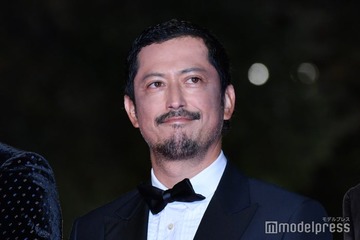 ベテラン俳優、誕生日に上半身裸の肉体美ショット公開「ワイルド」「腹筋バキバキ」の声 画像