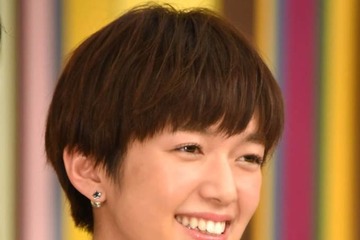 佐藤栞里、“壁のF4”芸人らとのピースSHOTに反響「仲良い」「笑顔めちゃめちゃ可愛い」 画像