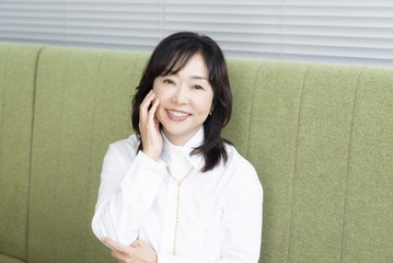 え！白髪染めで「より老ける」？奇跡の67歳・天野佳代子さんに聞いたヘアケア。 「一生ハゲない」ための頭皮ケアとツヤ髪を作る「白髪ぼかし」【前編】 画像