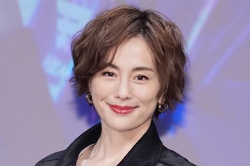 米倉涼子、圧巻のほっそり美脚に釘付け！衣装SHOTに絶賛の声「脚長い」「スタイル抜群」 画像