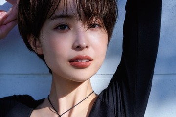 元フジアナ渡邊渚、美谷間のぞくトップス姿 大人の表情で魅了 画像