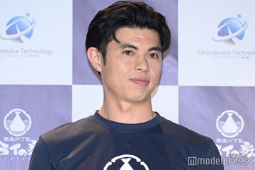 小島よしお、母がサプライズでイベント観覧 2ショットに反響「似てる」「仲良し」 画像