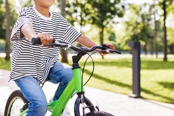 自転車に乗れない学童期の息子。ママが家を開けた瞬間⇒パパと息子が”内緒で島巡り”！？「驚いた」 画像