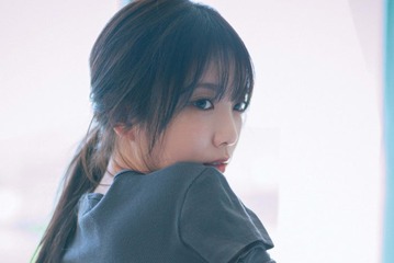 乃木坂46与田祐希、“Tシャツめくる瞬間”の無防備な姿 3rd写真集先行カット第13弾解禁【ヨーダ】 画像