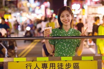 當真あみ、台湾高雄の夜市で笑顔 1st写真集先行カット解禁【Ami】 画像