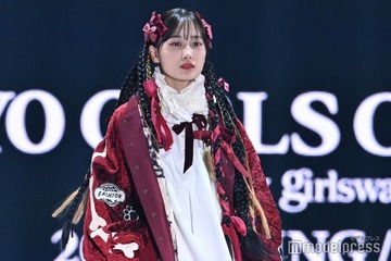 山下美月、雰囲気一変のドーリーコーデ リボンづくしの三つ編みヘアが可愛い【TGC2025S/S】 画像