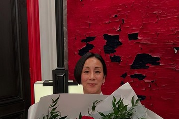 パリ在住・中村江里子アナ「同じ日がバースデー」夫との密着ショット公開「旦那さんかっこいい」「運命の2人」と反響 画像