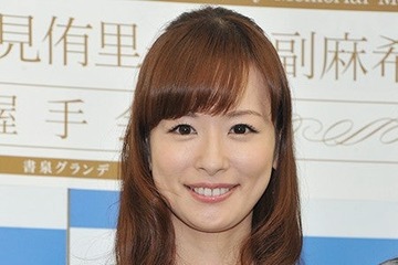皆藤愛子、ミニ丈から美脚際立つ「綺麗」「可愛すぎる」の声 画像