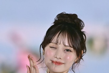 CANDY TUNE立花琴未、美スタイル輝く全身ホワイトコーデ “メンバーカラー”赤がアクセント【GirlsAward 2025SS】 画像