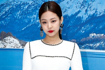 BLACKPINKジェニー、紐ビキニで驚異の美ボディ披露「骨格がレベチ」「神スタイル」と反響 画像