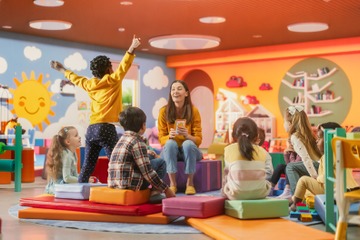 「筑波大附属小も、慶應幼稚舎も？」バイリンガル保育園から小受名門幼稚園に転園した「自身は旧帝大工学部卒」ワーママの後悔 画像