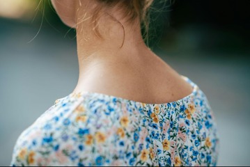 更年期の「肩こり」が顔のたるみの原因に!? 老け見えを防ぐ「ほぐしケア」とは 画像