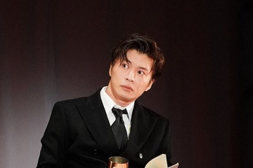 田中圭、主演舞台開幕「陽気な幽霊」初日レポート＆写真公開 画像