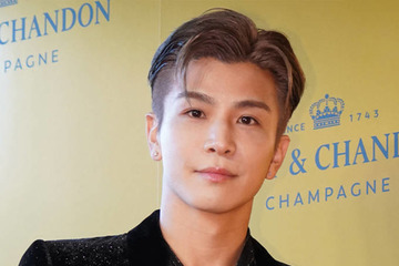 岩田剛典、金髪×派手柄シャツのNEWアー写にファン悶絶「チャラ感最高」「瞳に吸い込まれそう」 画像