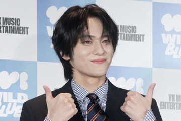山下幸輝、金髪に！メガネをかけた最新SHOTに絶賛の声「ビジュ良すぎて頭抱える」「ときめきが止まりません」 画像