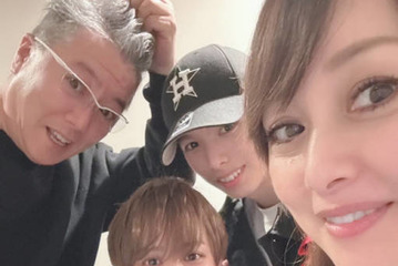 渡辺美奈代、夫＆イケメン息子たちとパシャリ！家族4SHOTに「美男美女」「素敵なファミリー」の声 画像