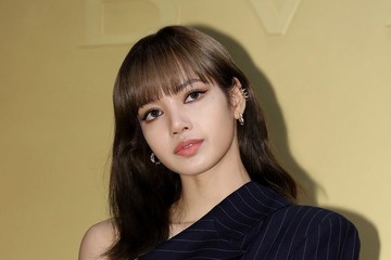 BLACKPINKリサ、大胆衣装で美背中披露「セクシー」「美しすぎる」と話題 画像