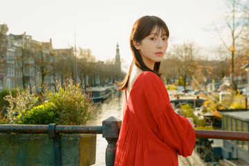 浜辺美波、美背中チラリの振り向きSHOT！最新写真集はオランダ・アムステルダムで撮影 画像