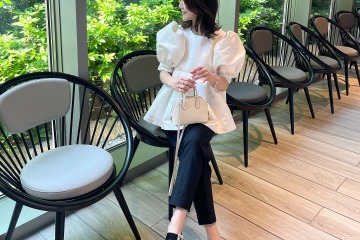 甘さときちんと感の絶妙バランス！パフスリーブ×黒パンツで好印象を狙って【40代の毎日コーデ】 画像