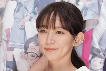 吉岡里帆、アンニュイな表情のモノクロSHOTに反響「エモい」「見惚れてしまいます」 画像